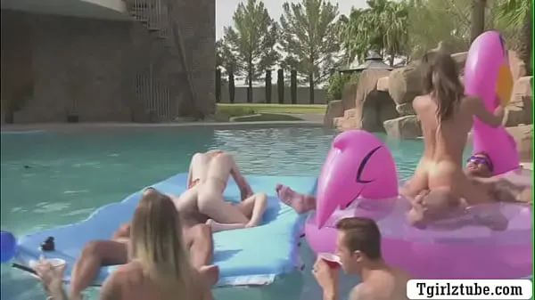 Grote Busty shemales are in the swimming pool with many guys that,they decide to do orgy and they start kissing each is,they suck their big cocks passionately and they let them bareback their wet ass too nieuwe video's
