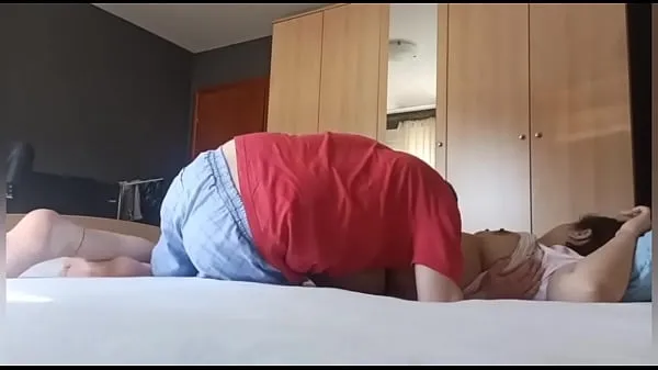 Veliki Mom share bed with her stepson novi videoposnetki