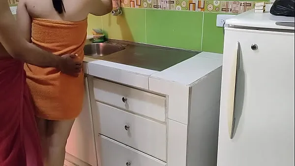 We fuck when we're alone in the kitchen: after he saw me in a towel, he couldn't resist seeing my big and juicy cock Video mới lớn