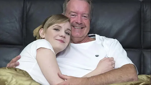 Stora Sexy blonde bends over to get fucked by grandpa big cock nya videor