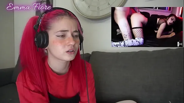 Veliki Petite teen reacting to Amateur Porn - Emma Fiore novi videoposnetki