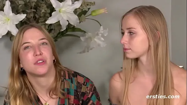 Blonde Fingers Her Lesbian Friend Video baru yang besar
