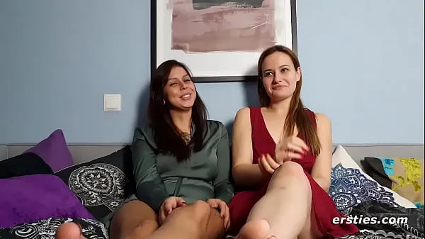 Veliki Lesbian Couple Enjoy Each Other's Pussy novi videoposnetki