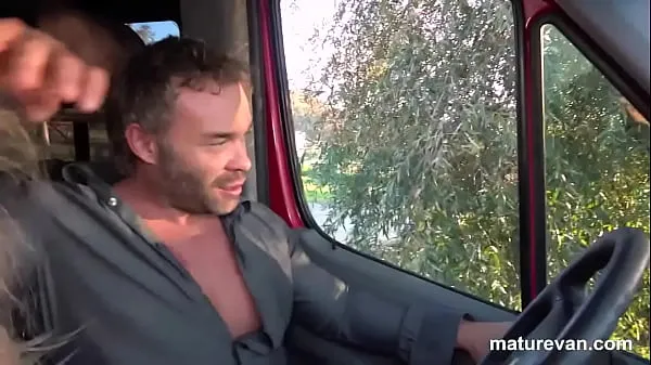 His first Mature Pussy in a Van Video baru yang besar