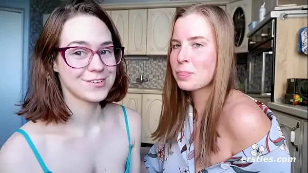 Lesbian Friends Enjoy Their First Time Together Video baru yang besar