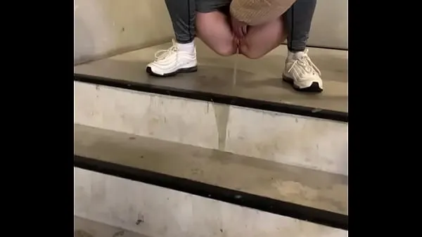 大on my birthday i'm so naughty and piss in the public stairwell新视频
