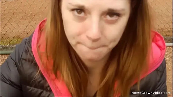 Grote Cute girl sucks her boyfriends cock at the park nieuwe video's