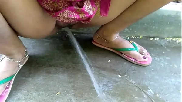 Wife Outdoor Risky Public Pissing Compilation New Year ! XXX Indian Couple Video baru yang besar