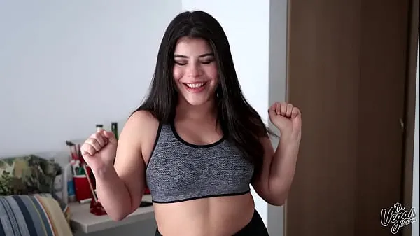 Store Juicy natural tits latina tries on all of her bra's for you nye videoer