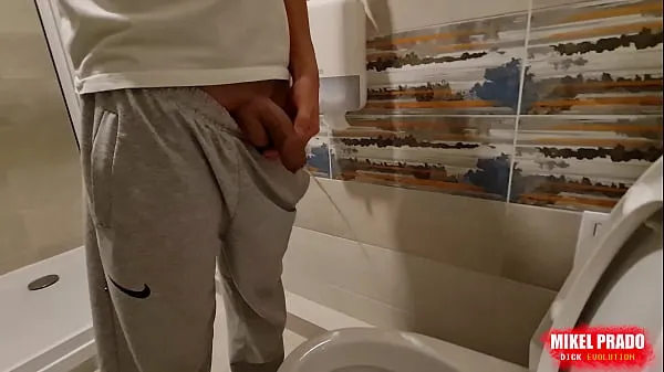 Grote Guy films him peeing in the toilet nieuwe video's