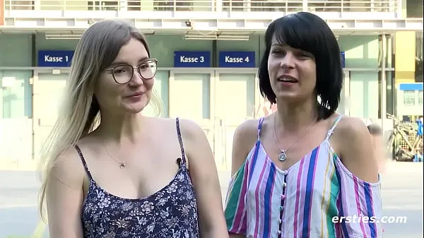 Lesbian Couple Play With a Glass Dildo Video baru yang besar