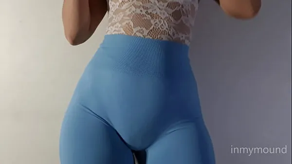 大Puffy pussy girl in blue leggings and a big tits showing off新视频