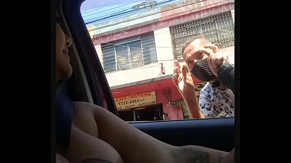 बड़े Mary cadelona wife showing off in the car through the streets of São Paulo showing her tits on the sidewalk in broad daylight in the capital of São Paulo, husband close नए वीडियो