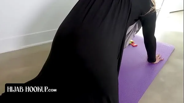 Hijab Hookup - Slender Muslim Girl In Hijab Surprises Instructor As She Strips Of Her Clothes Video baru yang besar