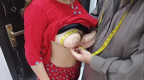 Grosses Desi Indian Village Wife, trou du cul baisé par un tailleur en échange de ses frais de couture de vêtements Voix hindi claire très chaude nouvelles vidéos