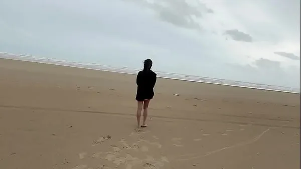 Veliki sexy ladyboy masturbating her cock in the beach novi videoposnetki