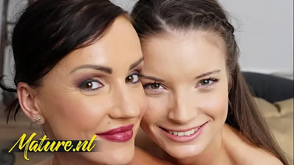 Grandes Elen Million es seducida por su hermosa hijastra lesbiana Anita Bellini vídeos nuevos