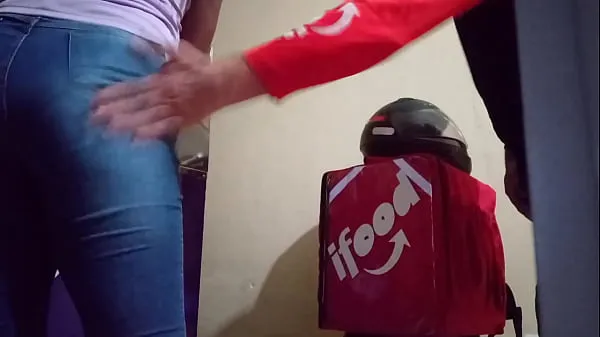 Married working at the açaí store and gave it to the iFood delivery man مقاطع فيديو جديدة كبيرة