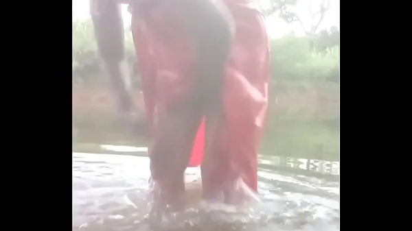 Indian village desi aunty Topless Outdoor Bath with shakshi Video mới lớn