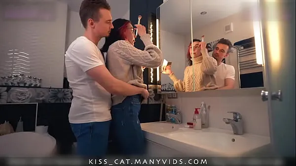 Grote Kisscat Fucks at the Mirror Before Going to a Restaurant nieuwe video's