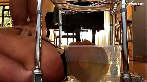 Grote Dominatrix Mistress April - Slave in water toilet for nieuwe video's