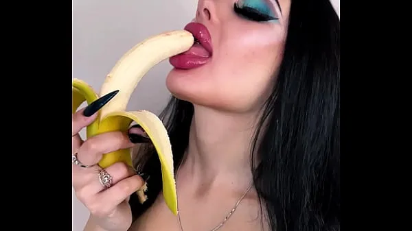 Grote Alison Beth sucking banana with piercing long tongue nieuwe video's