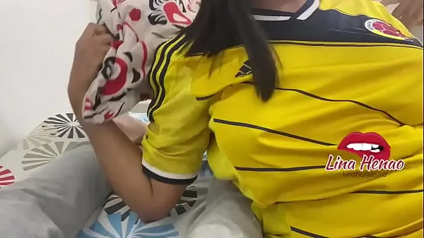 I gave my lover a footjob and I didn't let him see the game - foot fetish, she has a very big ass and I decide to fuck her Video baru yang besar