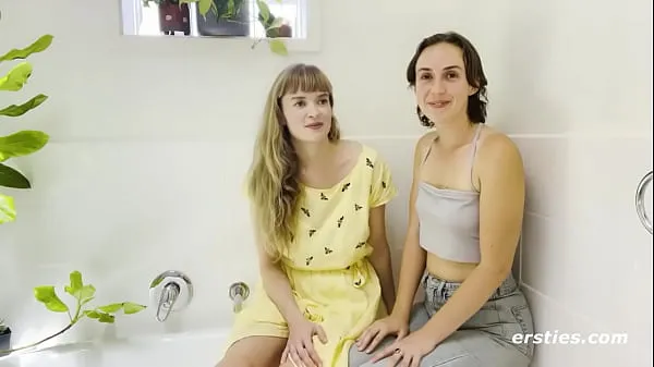대규모 Cute Babes Enjoy a Sexy Bath Together개의 새 동영상