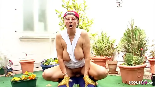 Stora German Grandma with Huge Boobs seduce to Fuck in her Garden nya videor