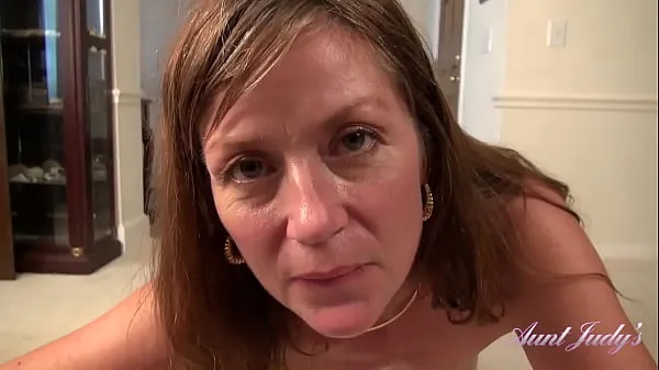 Grote AuntJudys - 43yo Full-Bush Step-Aunt Isabella - Special Delivery POV nieuwe video's