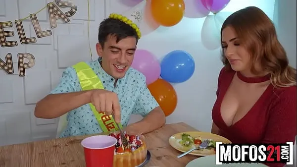 Veľké Her Wife Sucks My Cock While I Talk To Him - MOFOS21 nové videá