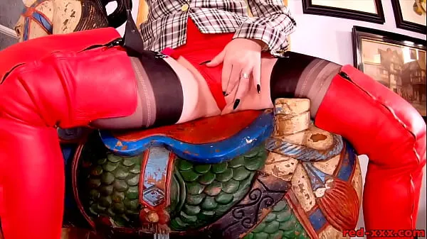 Veľké Hot MILF Red XXX in her sexy red thigh high boots nové videá