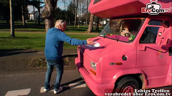 Grandes El abuelo recoge a una teen alemana en la calle y se la folla en el coche vídeos nuevos