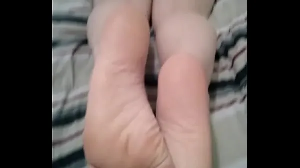 Sexy pale white feet...Feet lovers only مقاطع فيديو جديدة كبيرة