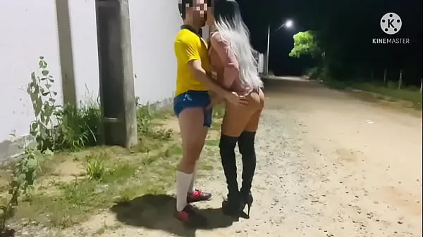 Big FOOTBALL PLAYER FUCKING A CUZINHO IN THE MIDDLE OF THE STREET new Videos