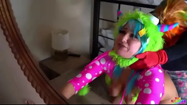 بڑے Annoying best friend gets fucked hard by a clown pornstar نئے ویڈیوز