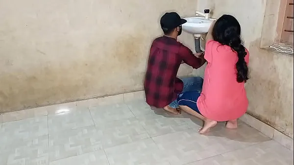 quenched the thirst of her pussy with a young plumber! XXX Plumber Sex in Hindi voice Video baru yang besar