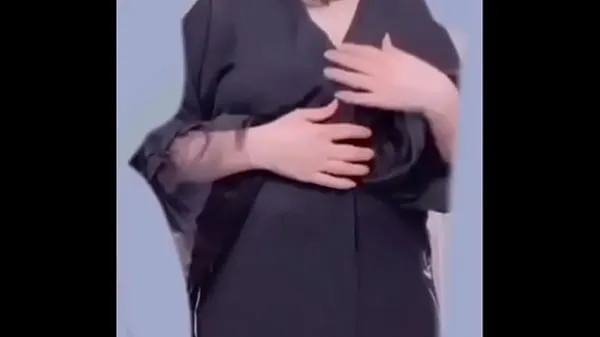 Μεγάλα Saudi woman in niqab, 2023 fire show νέα βίντεο