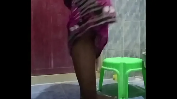 대규모 Indian aunty bathing개의 새 동영상