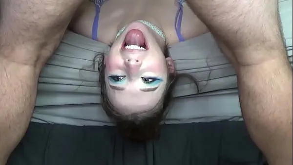 Veľké Beautiful Teen Gets Messy in Extreme Deepthroat Off the Bed Facefuck with Head Slamming Throatpie nové videá