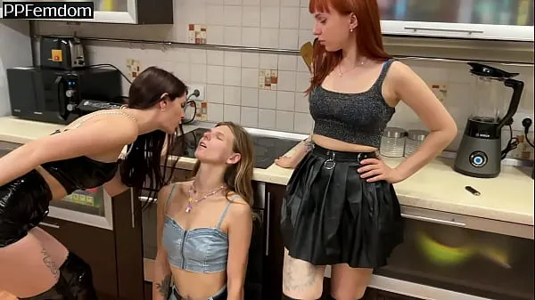 Stora Smoking Bitches Spit In Slave Girl Mouth Filling It With Their Saliva - Spitting Lezdom (Preview nya videor