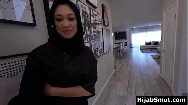 Veliki Muslim girl in hijab asks for a sex lesson novi videoposnetki