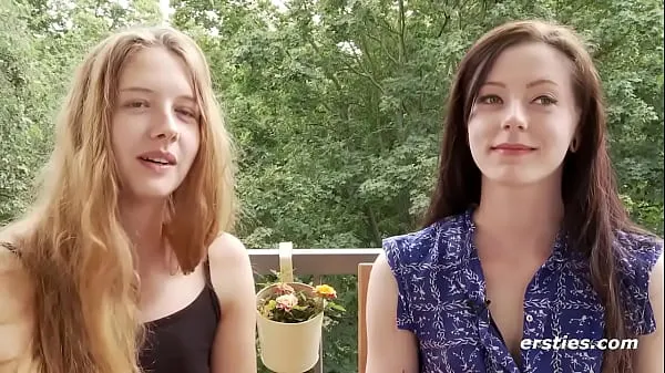 Grote Ersties: 21-year-old German girl has her first lesbian experience nieuwe video's