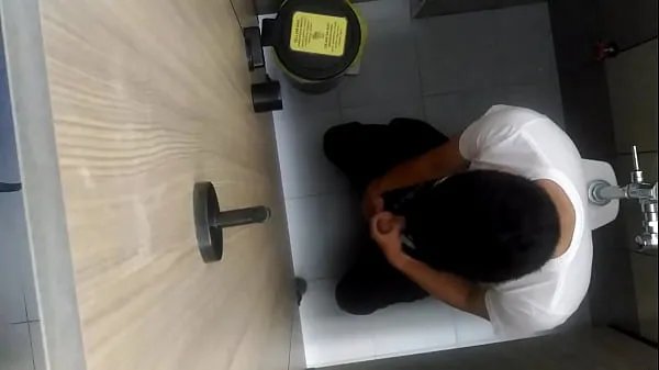 Big Boy caught wanking on restroom new Videos