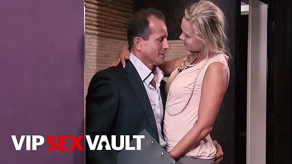 Veľké VIP SEX VAULT - (George Uhl, Barra Brass) - Beautiful European Babe Hard Banged By A Real Estate Agent nové videá