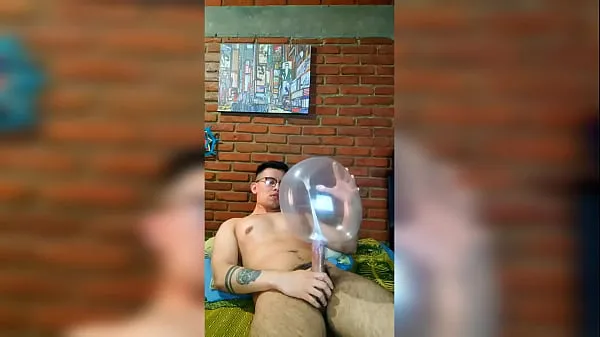 Stora Hung jackal jerks off with a condom nya videor