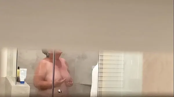 Spying on neighbor showering Video baharu besar