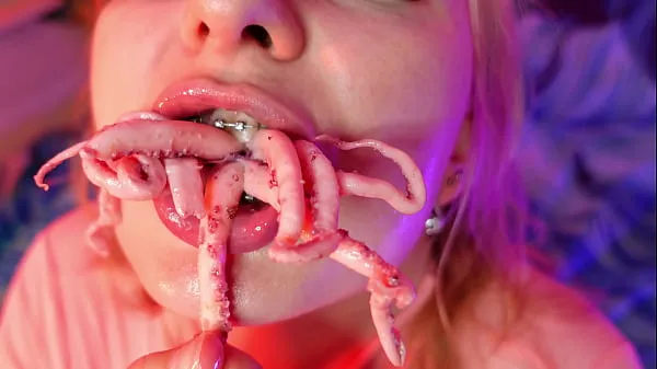 Veľké weird FOOD FETISH octopus eating video (Arya Grander nové videá
