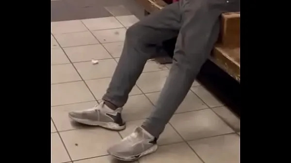 Homeless at subway مقاطع فيديو جديدة كبيرة