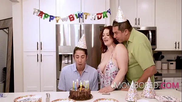 بڑے MILF Fucked By Stepson On His Birthday InFront Of Her Husband - Emmy Demur نئے ویڈیوز